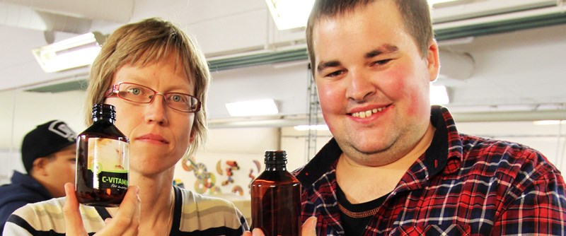 Helena Nilsson och Anders Lundgren fyller flaskor