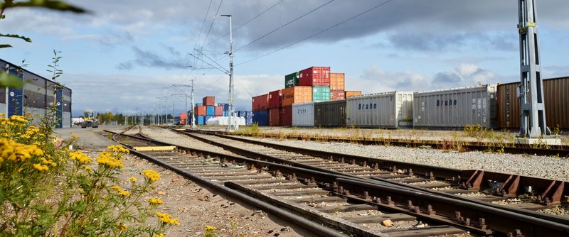 Väl fungerande väg- och tågtransporter är avgörande för både hamnens och näringslivets konkurrenskraft.  