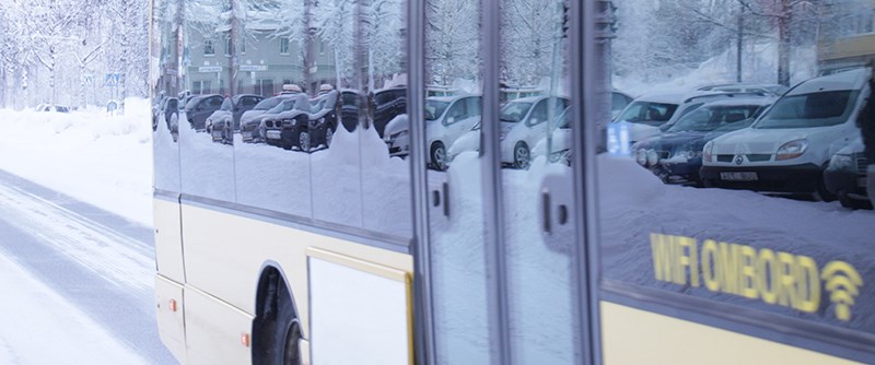 Använd bakre dörren om du åker buss.