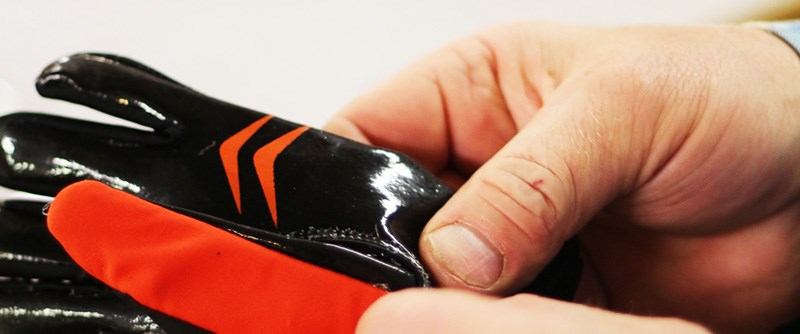 Specialuppdrag att ta bort plast från handskar