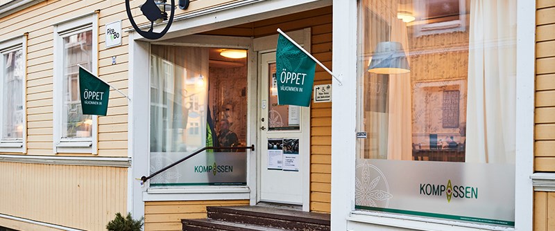 Kompassen finns på Storgatan 33, nära Rådhustorget. Välkommen in!