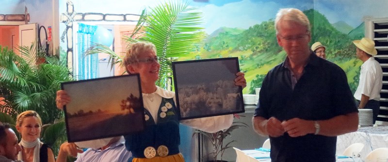 Två vinterbilder från Piteå, signerade Magnus Johansson, överlämnades som present till St. Barth.