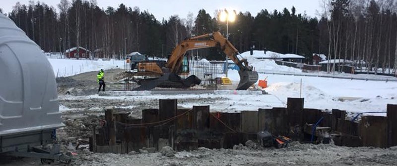 Arbete med grundläggning av brostöden.