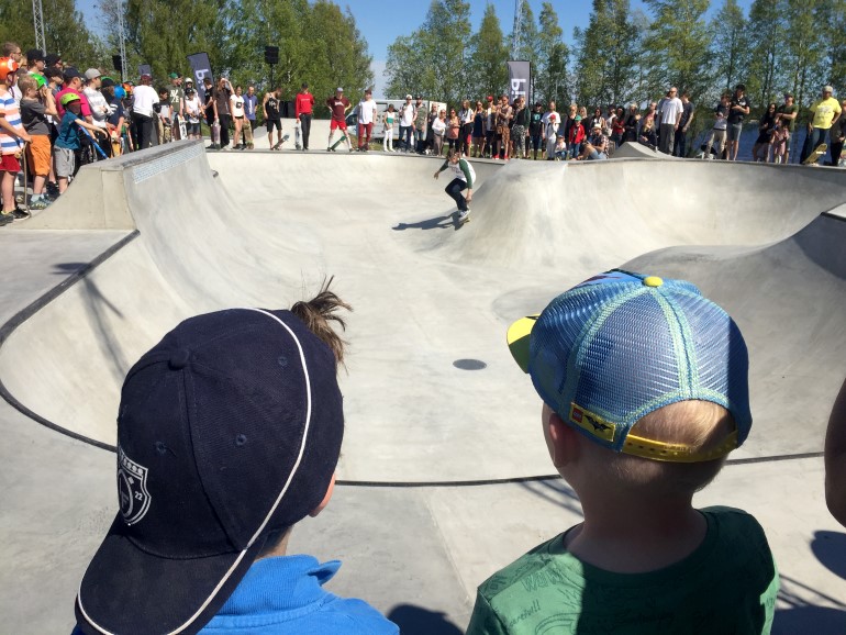 Ungdomar samlade kring skateparken