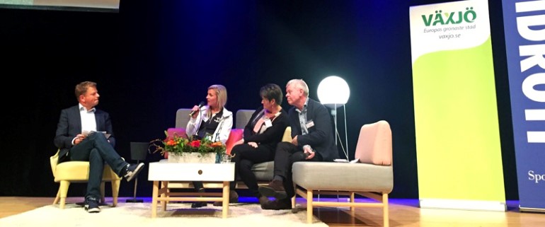 Emelie Lövgren, fotbollsspelare och projektledare, Ewa Karlsson Sjölander, verksamhetsutvecklare Piteå kommun och Kjell-Åke Nilsson, vVD Sparbanken Nord presenterade Lagkamrat på idrottsmässan i Växjö.