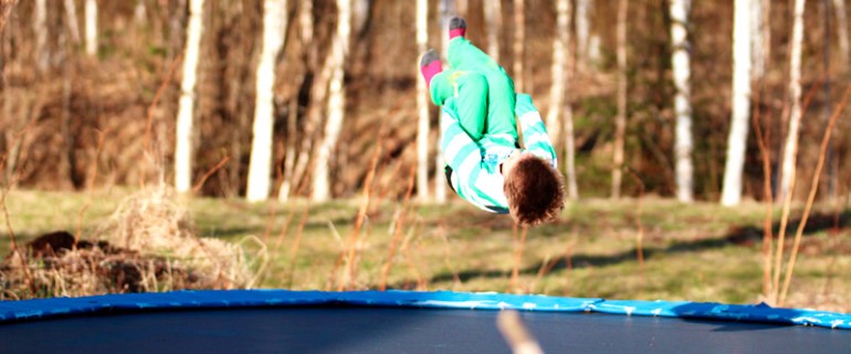 Många olyckor sker på fritiden. Här ett barn som hoppar studsmatta.