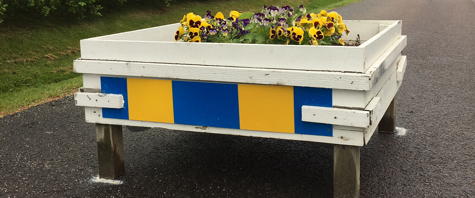 Blomlådor på kommunala gator finns för att förbättra trafiksäkerheten.