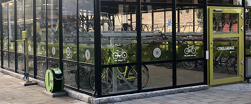 Vid busstationen finns cykelgarage med plats för 120 cyklar.