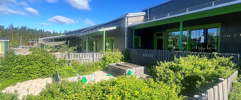 Via avdelningen tar man sig enkelt ut till innergården även med rullstol.