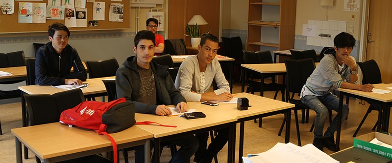 Klass 4 på sommarskolan lyssnar på deras lärare Jenny