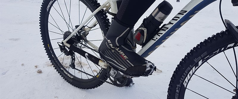 Måns använder cykelskor med ett vindtätt överdrag för att inte frysa om fötterna. 