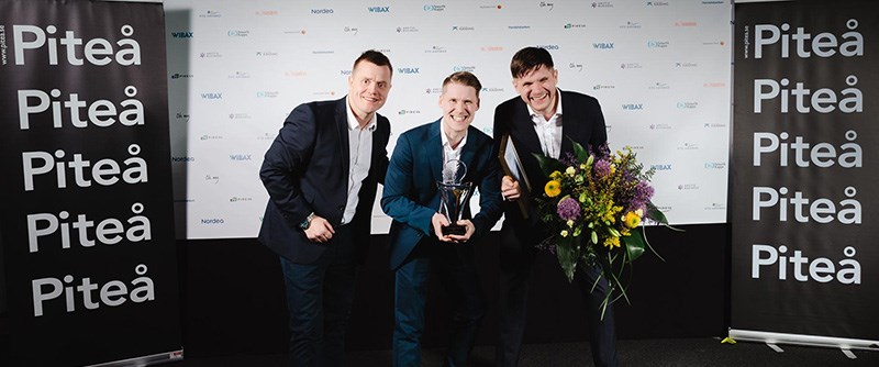 Årets företagare är Samuel Holmström (mitten) och Jens Lundqvist (t.h) - prisutdelare Fredrik Nilsson (t.v.)