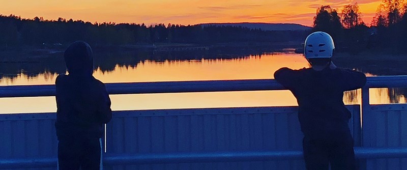 Fåröbron i kvällssol.