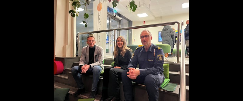 Thomas Nordberg, Elin Sundén och Bo Hedlund sitter i en trappa på Kaleido. 