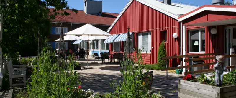 Solen värmer på altan.