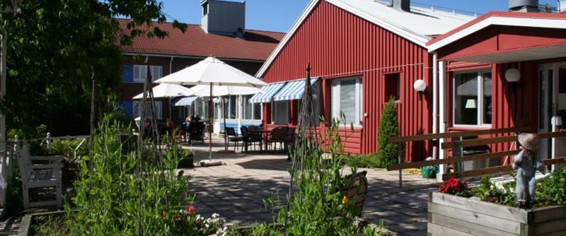 Solen värmer på altan.