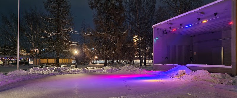 Med befintliga resurser, snö och is har medarbetarna på parkavdelningen skapat en upplyst och färggrann isbana i Badhusparken.