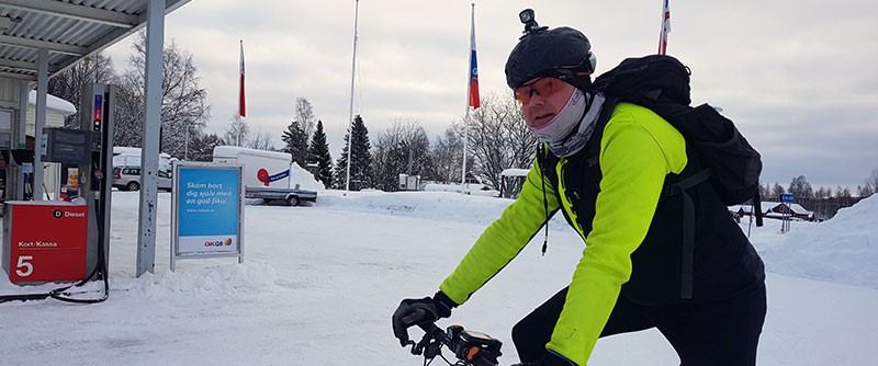 Genom att cykla till och från jobbet får Måns ihop många värdefulla träningsmil på cykeln. 