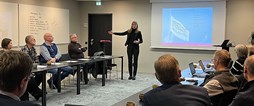 Gymnasiechef Annika Niklasson berättar för Näringslivsrådets om Strömbackaskolans utmaningar. 