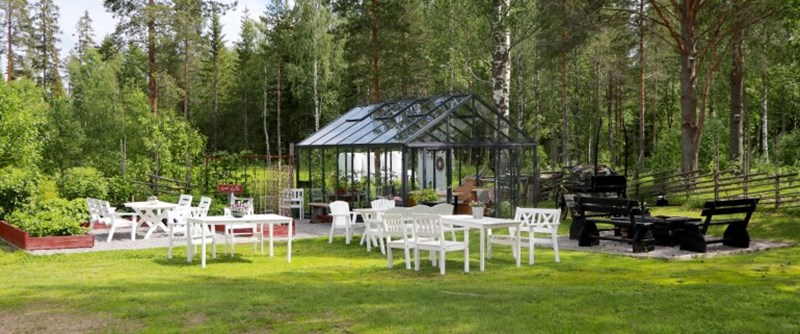 Gårdens café erbjuder sittmöjligheter i det fria