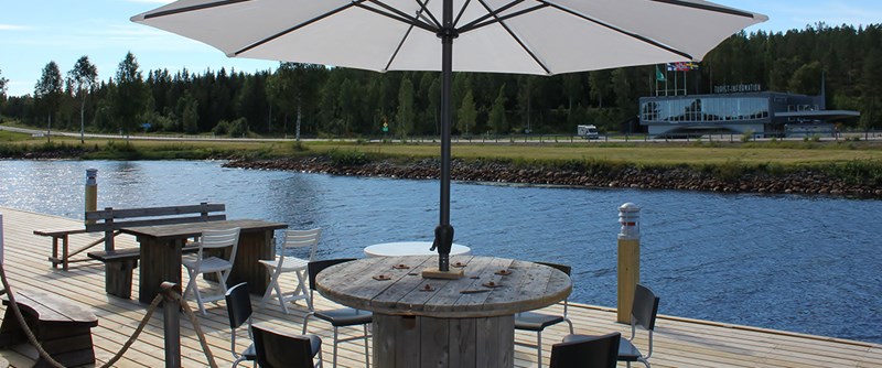 Utsikt från ett av Jävres många caféer
