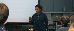 Piteå kommuns skolkuratorer samlades för en workshop om den nya nationella handboken för skolkuratorer, ledd av huvudförfattaren Caroline Bergh.