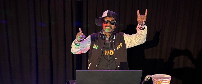 Dj hot höll publiken varm med dansvänlig musik.