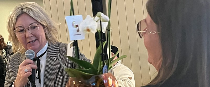 Socialchef Eva Börjesson Öman överlämnade blommor till personalen.